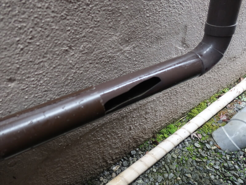 雨樋に穴が空いています。